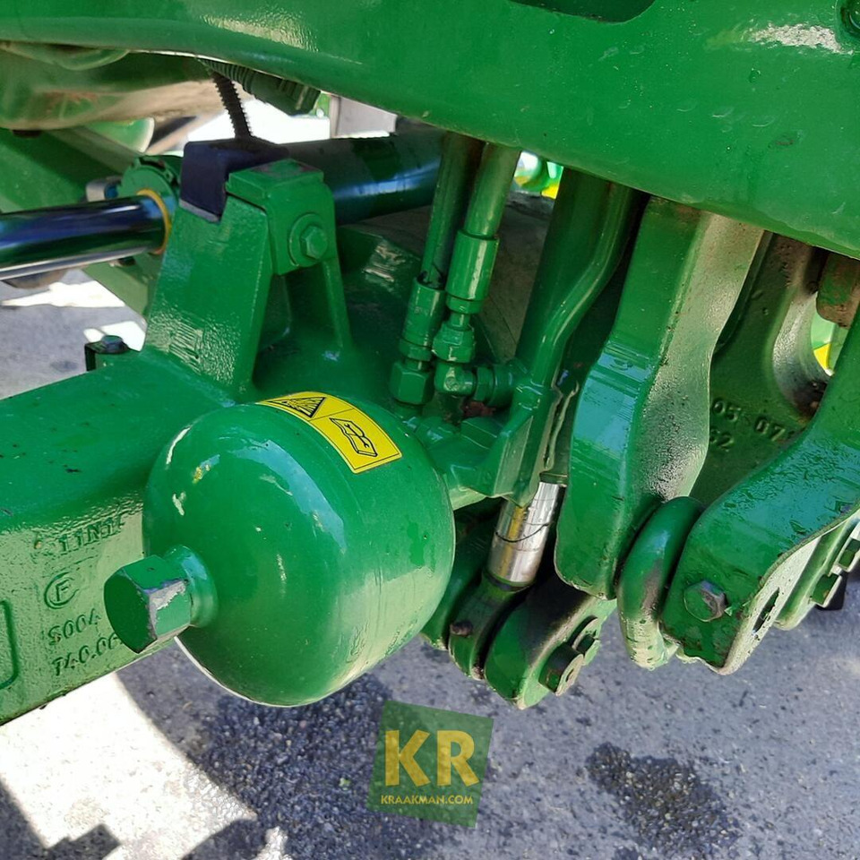 John Deere 6110R - Farm tractor: picture 5 John Deere 6110R - Farm tractor: picture 5