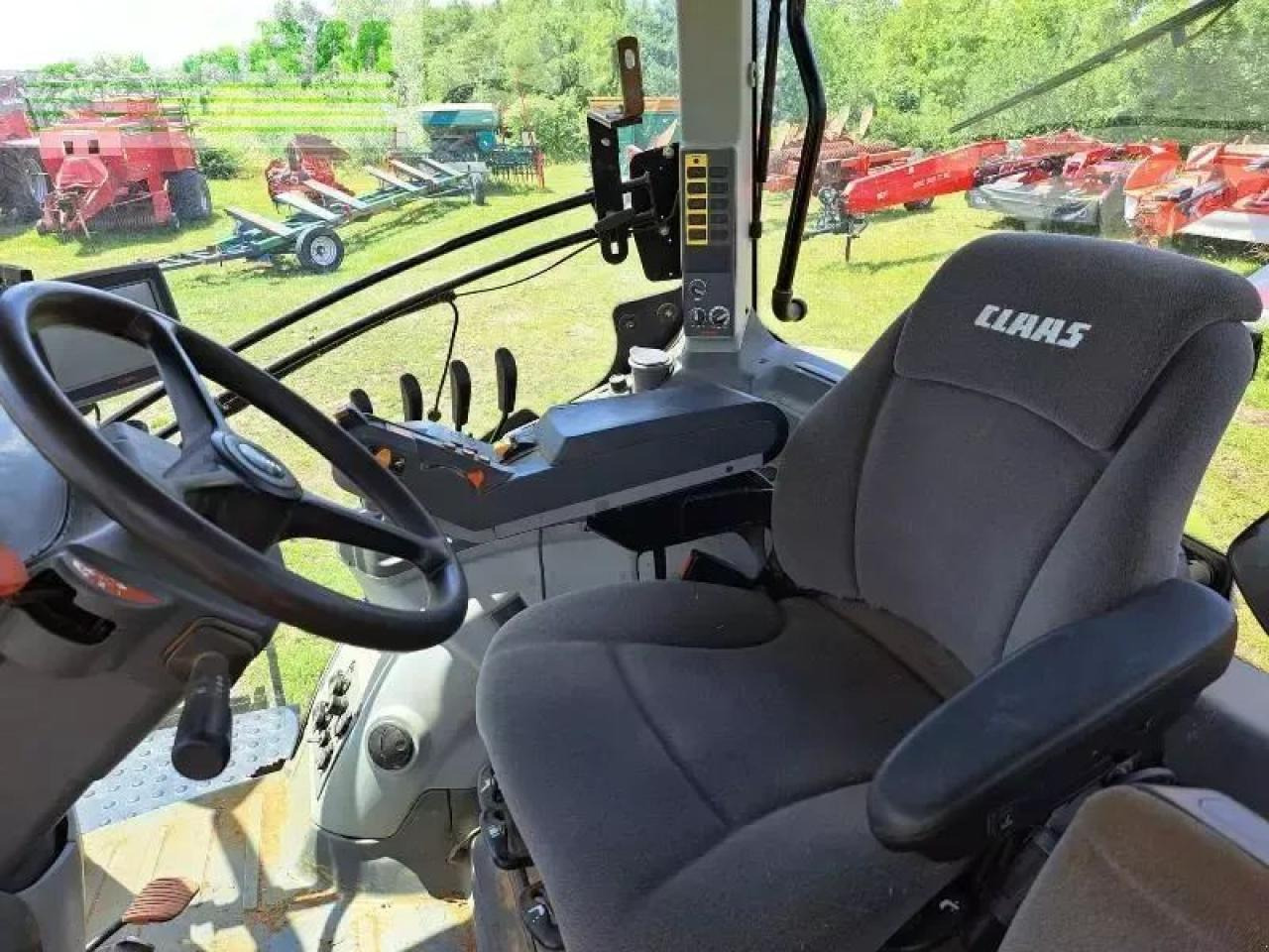Farm tractor CLAAS axion 800: picture 6