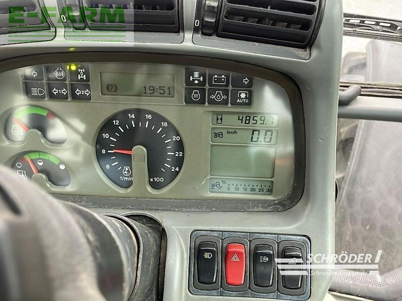 Farm tractor Deutz-Fahr m 620: picture 11