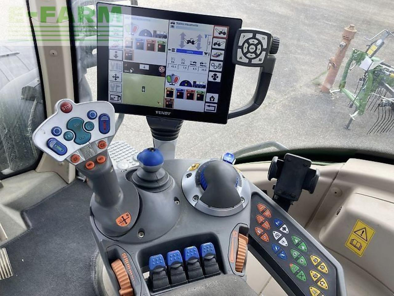 Farm tractor Fendt 824 vario s4 profi plus ProfiPlus: picture 15 Farm tractor Fendt 824 vario s4 profi plus ProfiPlus: picture 15