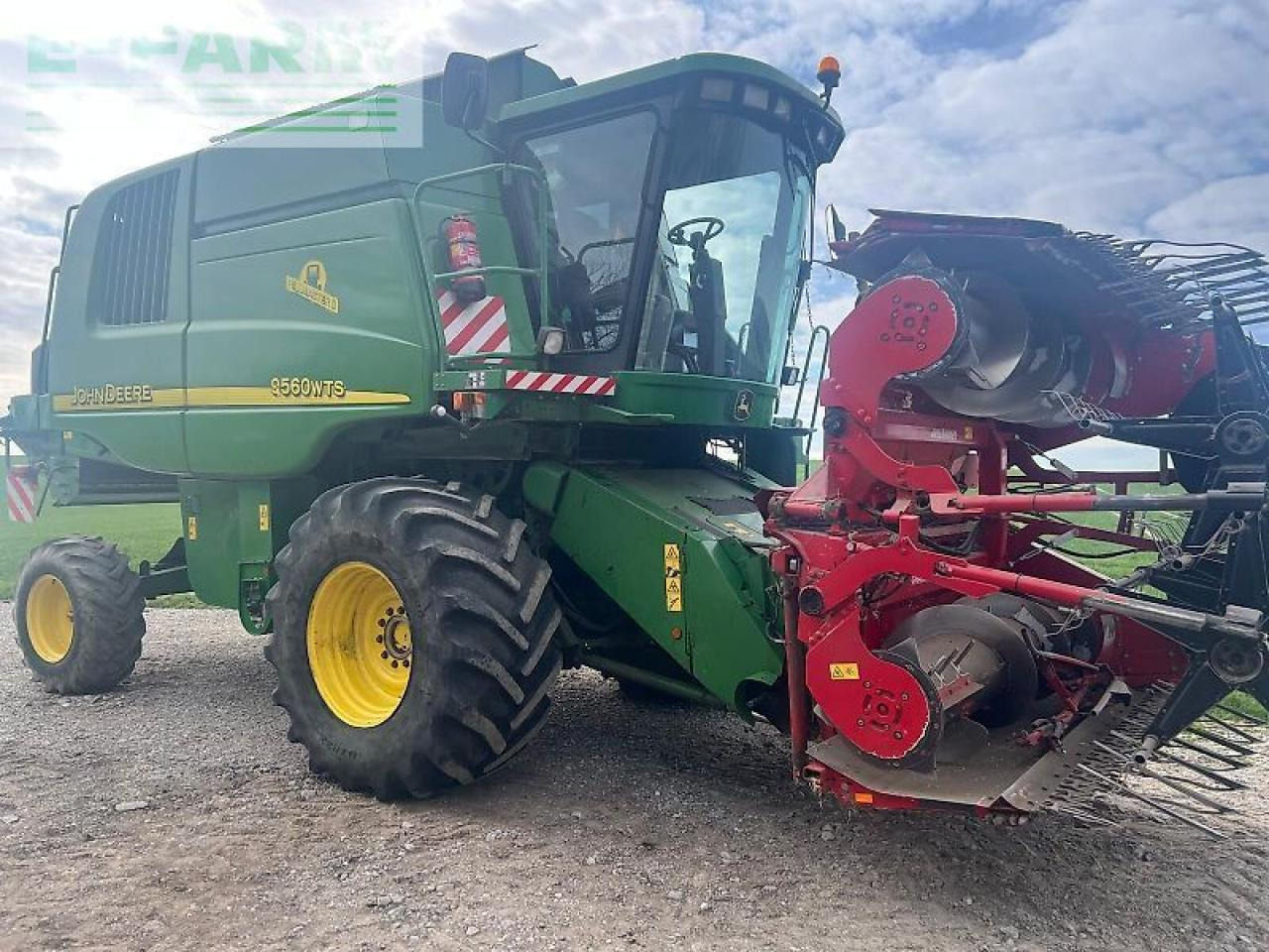 John Deere 9560 - Combine harvester: picture 1 John Deere 9560 - Combine harvester: picture 1