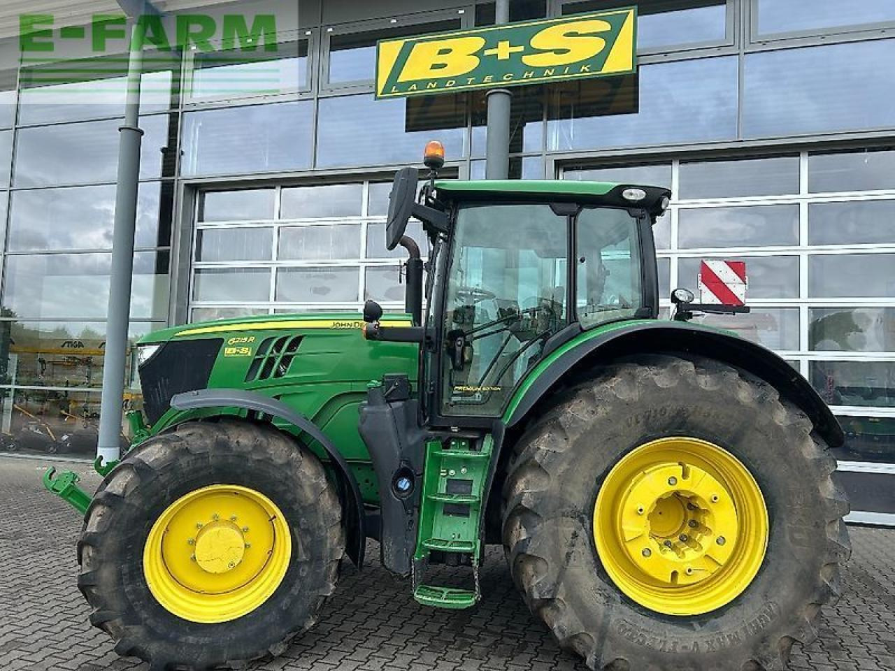 John Deere traktor 6215r - Farm tractor: picture 1 John Deere traktor 6215r - Farm tractor: picture 1