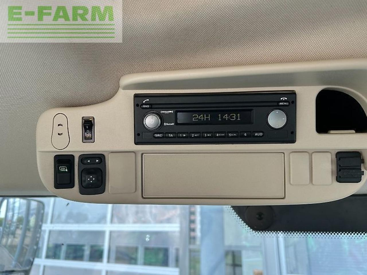 Farm tractor John Deere traktor 6215r: picture 22