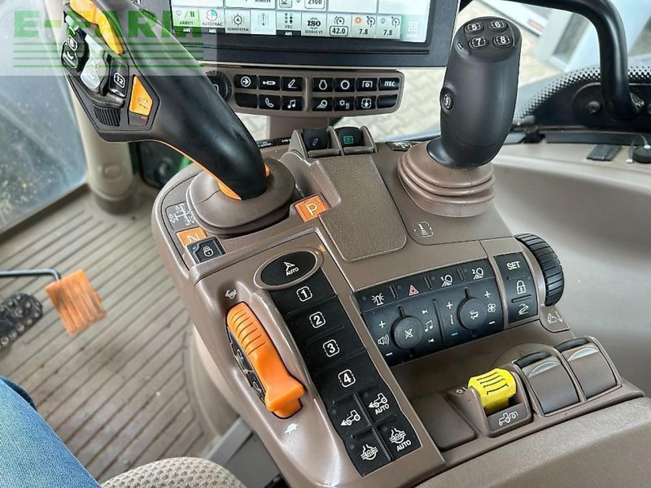 Farm tractor John Deere traktor 6215r: picture 18