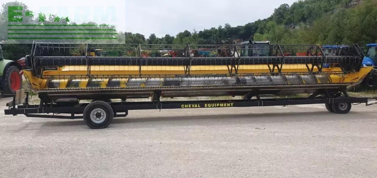 Combine harvester New Holland cr9.90 smart trax: picture 9