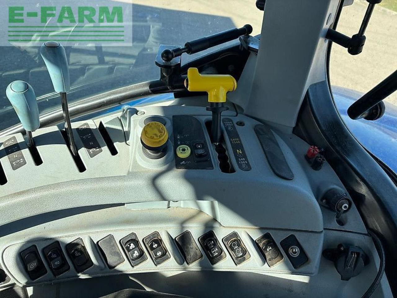 Farm tractor New Holland t7.175: picture 7