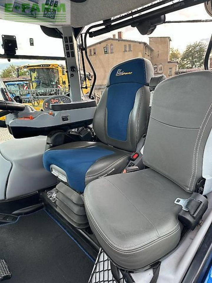 Farm tractor New Holland t7.270: picture 11