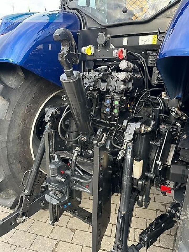 Farm tractor New Holland t7.270: picture 8