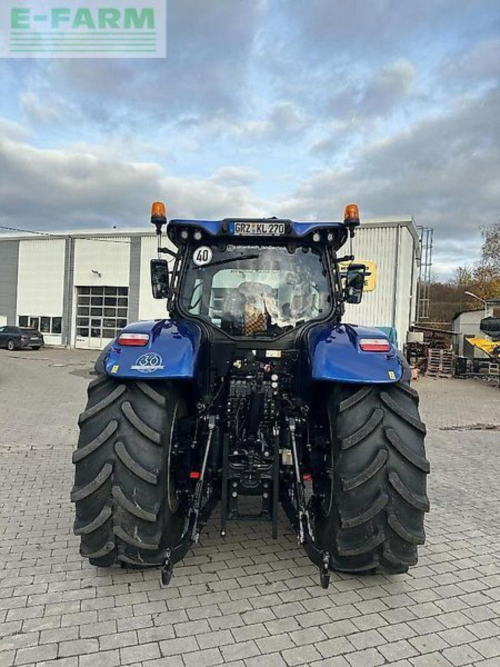 Farm tractor New Holland t7.270: picture 6