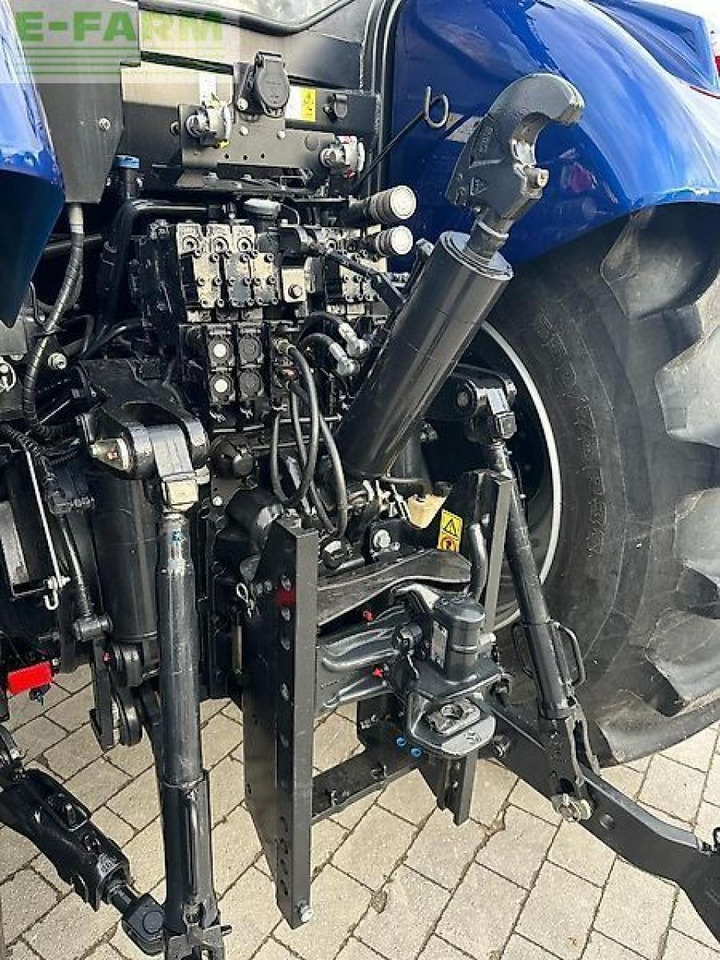 Farm tractor New Holland t7.270: picture 7