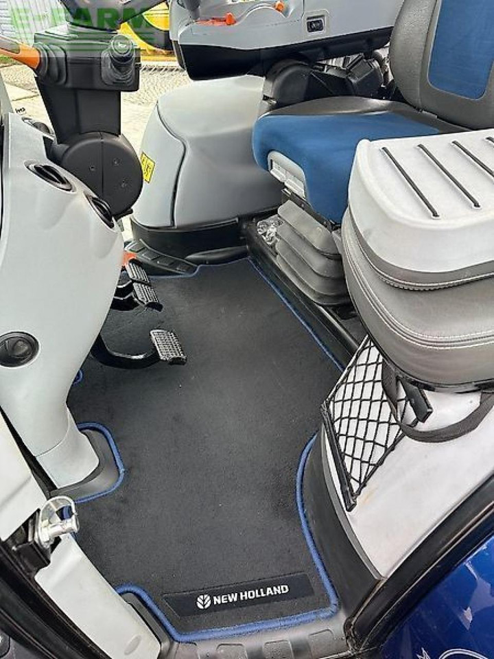 Farm tractor New Holland t7.270: picture 10