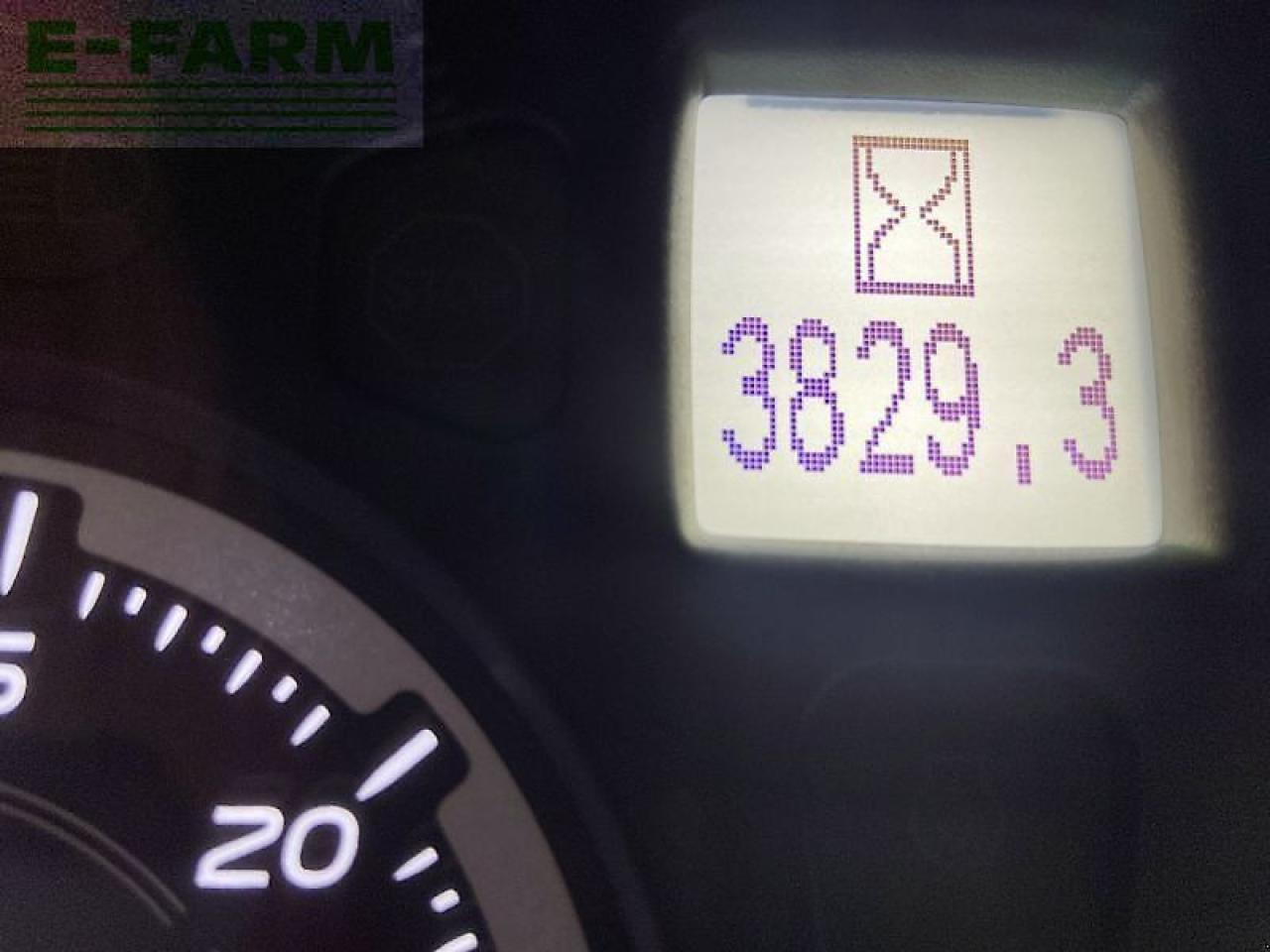 Farm tractor New Holland t7.275: picture 25