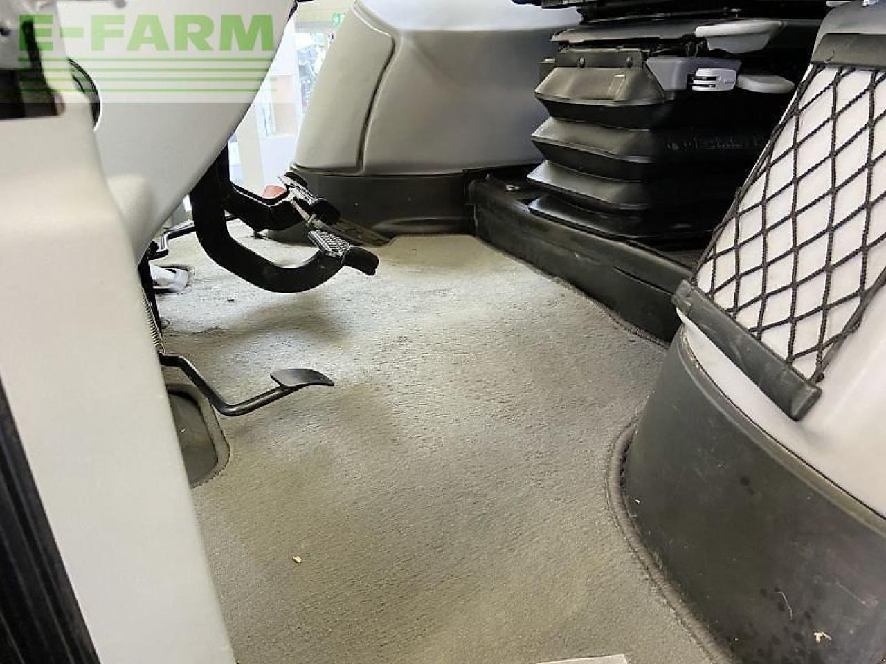 Farm tractor New Holland t7.275: picture 9