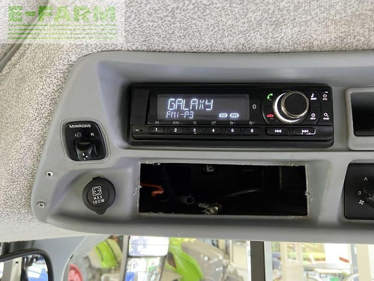 Farm tractor New Holland t7.275: picture 16