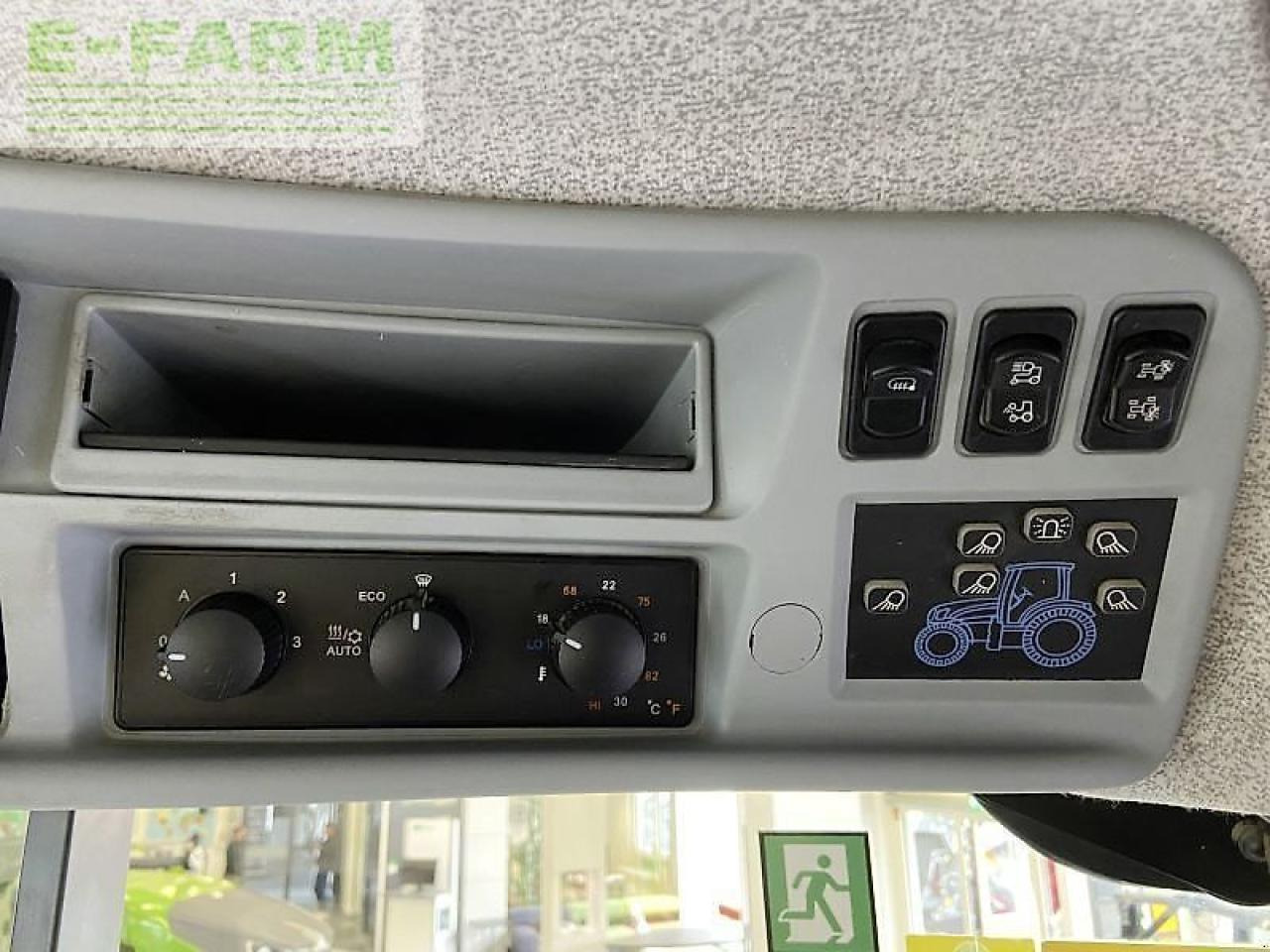 Farm tractor New Holland t7.275: picture 17