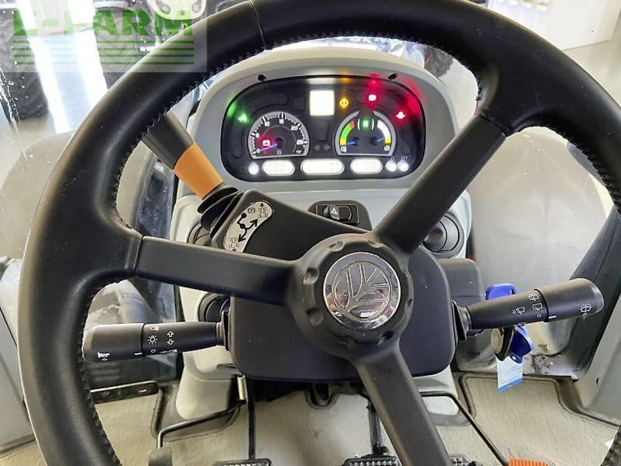 Farm tractor New Holland t7.275: picture 22