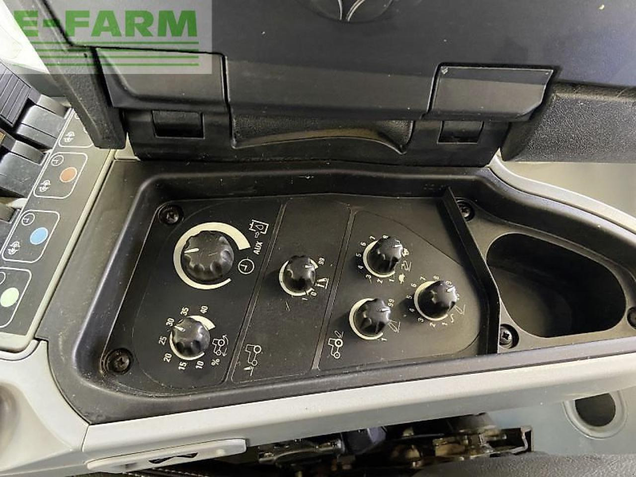 Farm tractor New Holland t7.275: picture 20