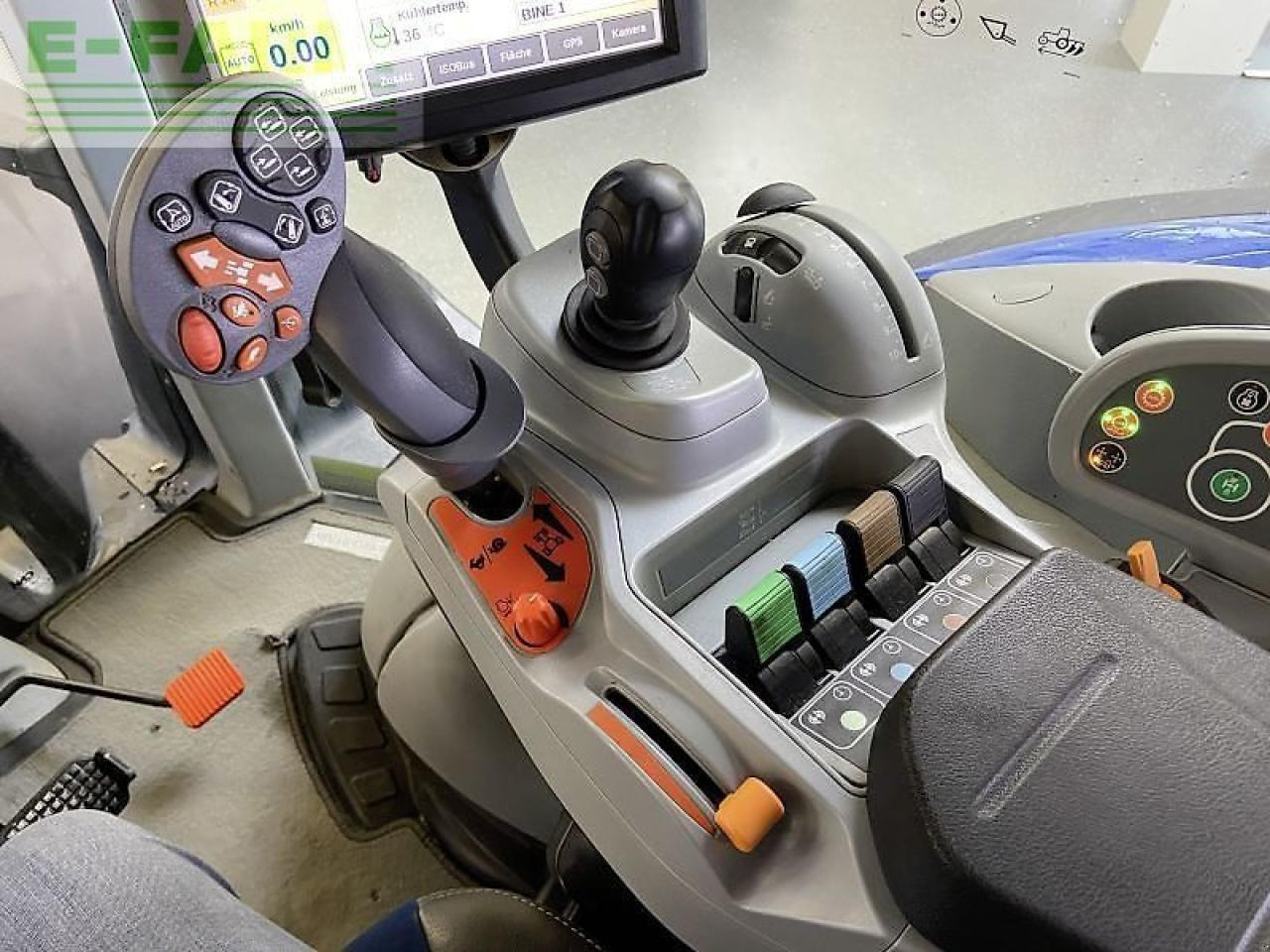 Farm tractor New Holland t7.275: picture 14