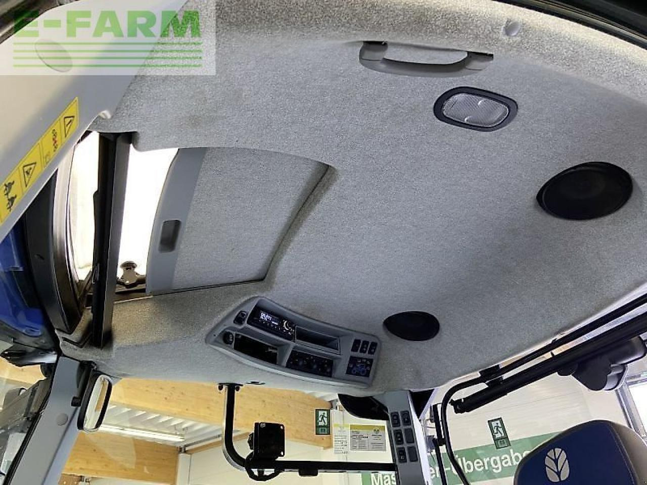 Farm tractor New Holland t7.275: picture 11