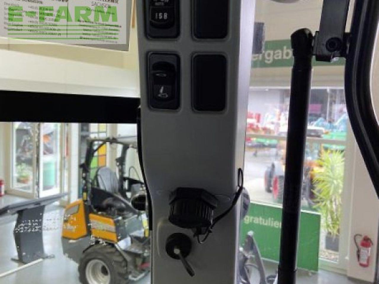 Farm tractor New Holland t7.275: picture 18