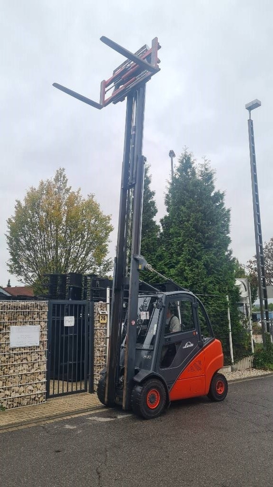 Linde H 30 D, Seitenschieber, Positionierer, Triplex - Diesel forklift: picture 1 Linde H 30 D, Seitenschieber, Positionierer, Triplex - Diesel forklift: picture 1