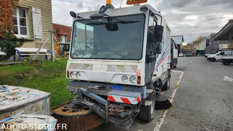 BALAYEUSE RAMASSEUSE DULEVO 5000 - Road sweeper: picture 2 BALAYEUSE RAMASSEUSE DULEVO 5000 - Road sweeper: picture 2