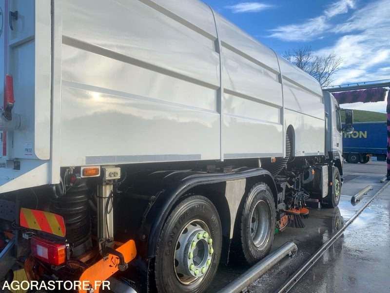 BALAYEUSE VOLVO BLANC 6 ROUES - ANNEE 2013 - 245000KMS - Road sweeper: picture 4 BALAYEUSE VOLVO BLANC 6 ROUES - ANNEE 2013 - 245000KMS - Road sweeper: picture 4