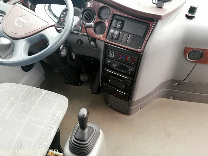 Car Isuzu Turquoise - 2017 - 110 000 km - School bus: picture 3 Car Isuzu Turquoise - 2017 - 110 000 km - School bus: picture 3