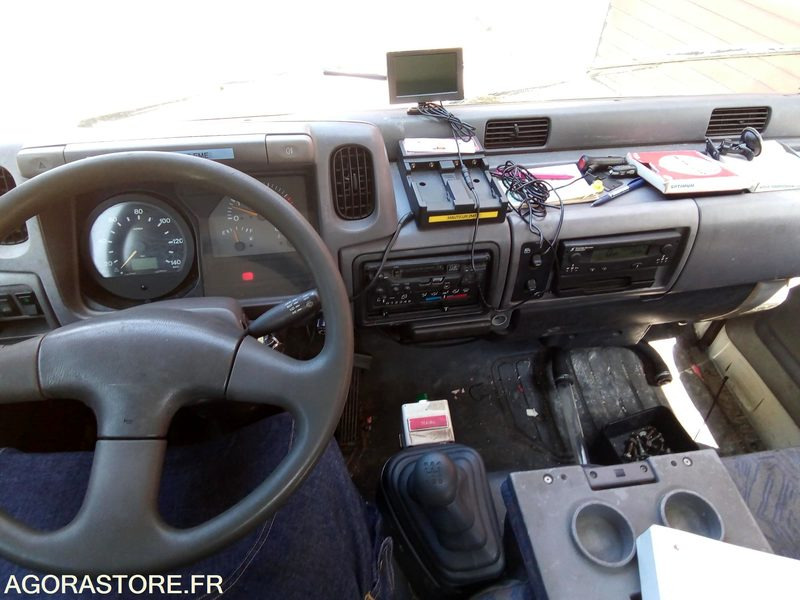 Hydrocureur Nissan cabstar année 2000 405300 kms - Vacuum truck: picture 4 Hydrocureur Nissan cabstar année 2000 405300 kms - Vacuum truck: picture 4
