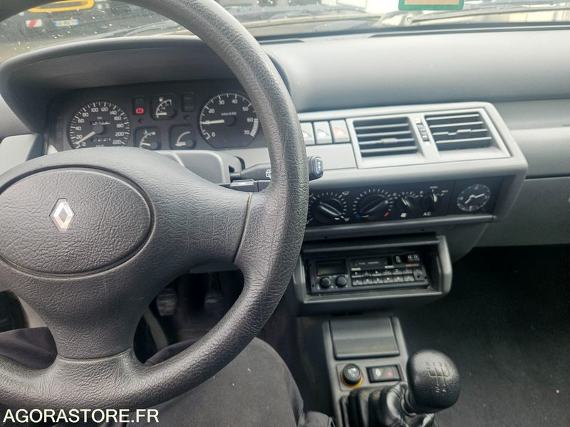 RENAULT CLIO 1996 - Car: picture 3 RENAULT CLIO 1996 - Car: picture 3