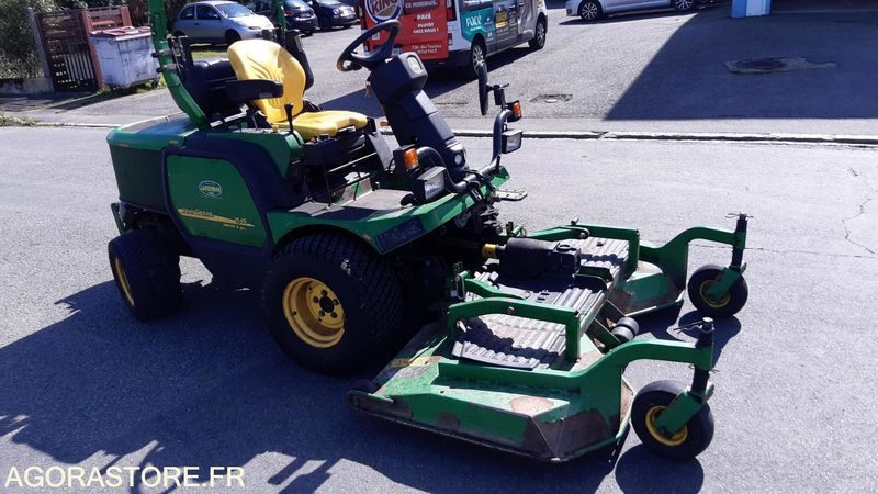 TONDEUSE FRONTALE JOHN DEERE - Garden mower: picture 1 TONDEUSE FRONTALE JOHN DEERE - Garden mower: picture 1