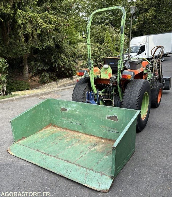 Tracteur Kubota L3300 - lot 149 - Farm tractor: picture 4 Tracteur Kubota L3300 - lot 149 - Farm tractor: picture 4