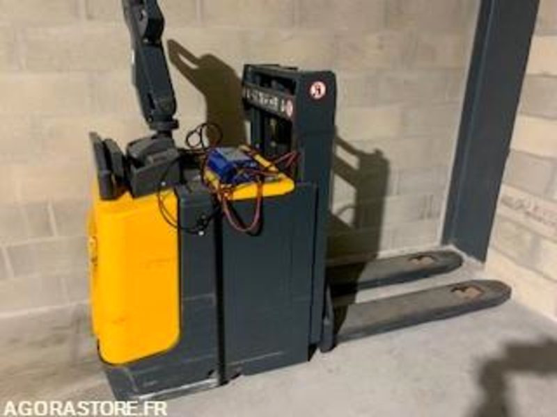 Transpalette électrique sur batteries déchargées. JUNGHEINRICH - Stacker: picture 2 Transpalette électrique sur batteries déchargées. JUNGHEINRICH - Stacker: picture 2