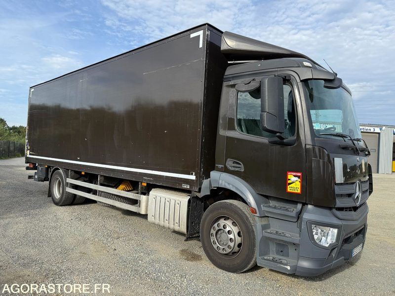 Mercedes Antos 1824 caisson hayon dhollandia 3t - 193000km-2017 - Truck: picture 2 Mercedes Antos 1824 caisson hayon dhollandia 3t - 193000km-2017 - Truck: picture 2