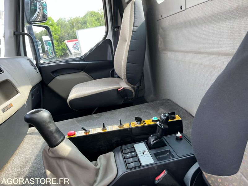 Truck Renault PORTEUR / 318 000km / 2009: picture 7