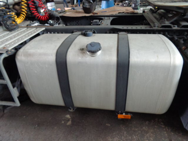 Mercedes-Benz aluminum with brackets - Fuel tank for Truck: picture 1 Mercedes-Benz aluminum with brackets - Fuel tank for Truck: picture 1