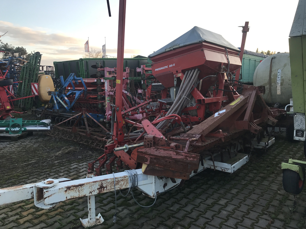 Kverneland ACCORD Pneumatic DA-S KUHN + Kuhn 4.50m - Combine seed drill: picture 1 Kverneland ACCORD Pneumatic DA-S KUHN + Kuhn 4.50m - Combine seed drill: picture 1