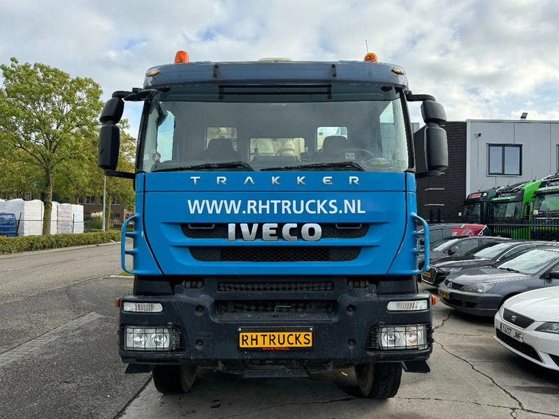 Concrete pump truck Iveco Eurotrakker 410 8X4 CIFA PUMP 24M + MIXER FULL STEEL + REMOTE CONTROL: picture 9
