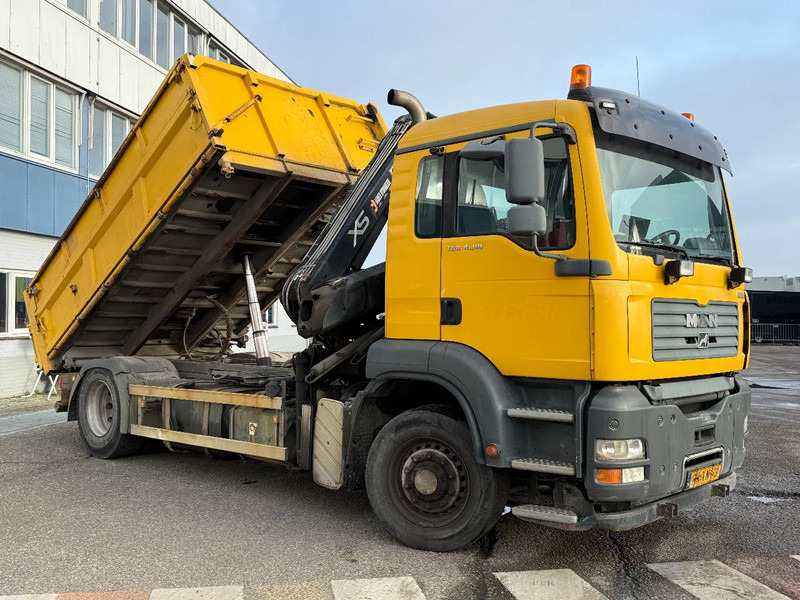 MAN TGA 18.310 4X4 + HIAB 122 ES-2 - DAMAGED CRANE - Tipper, Crane truck: picture 2 MAN TGA 18.310 4X4 + HIAB 122 ES-2 - DAMAGED CRANE - Tipper, Crane truck: picture 2