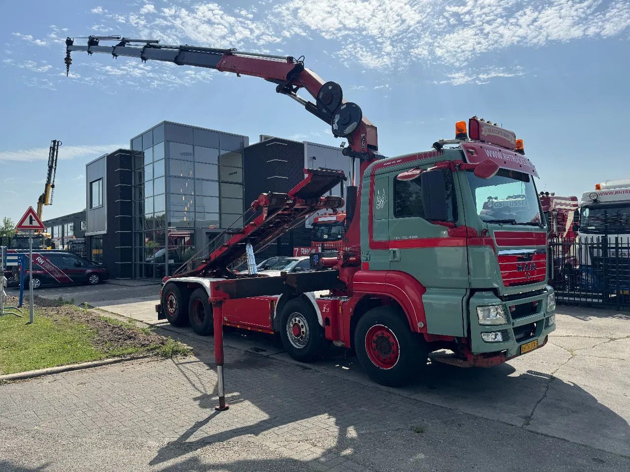 MAN TGS 35.480 8X4 HMF 2420 K5 + HMF ABLE + REMOTE C - Hook lift truck, Crane truck: picture 1 MAN TGS 35.480 8X4 HMF 2420 K5 + HMF ABLE + REMOTE C - Hook lift truck, Crane truck: picture 1