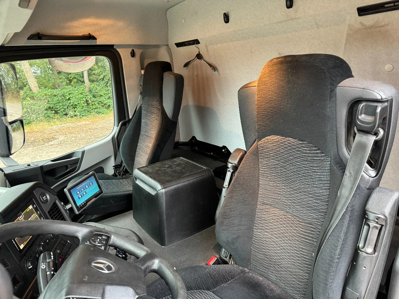 Box truck Mercedes-Benz Antos 1927 4X2 4 UNITS EURO 6 DHOLLANDIA LIFT: picture 19 Box truck Mercedes-Benz Antos 1927 4X2 4 UNITS EURO 6 DHOLLANDIA LIFT: picture 19