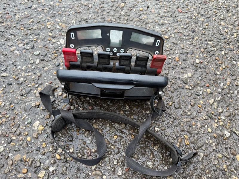 Scania R500 V8 8X4 + HIAB 220-5 + REMOTE + CABLELIFT - FULL STEEL SUSP. MANUAL GEAR. BIG AXLES - Crane truck: picture 3 Scania R500 V8 8X4 + HIAB 220-5 + REMOTE + CABLELIFT - FULL STEEL SUSP. MANUAL GEAR. BIG AXLES - Crane truck: picture 3