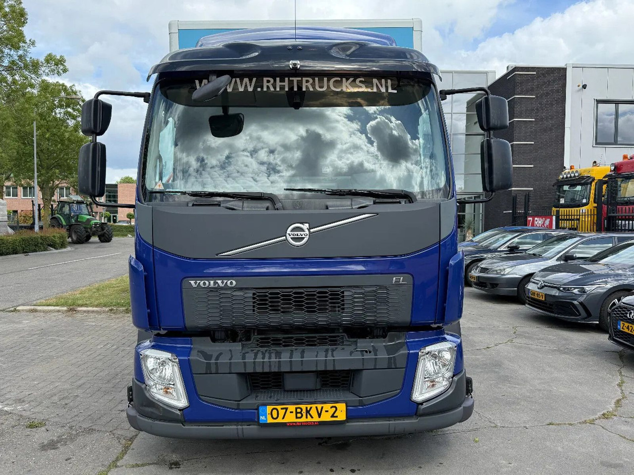 Volvo FL 250 18 TON - ONLY 169.291 KM + DHOLLANDIA LIF - Box truck: picture 2 Volvo FL 250 18 TON - ONLY 169.291 KM + DHOLLANDIA LIF - Box truck: picture 2
