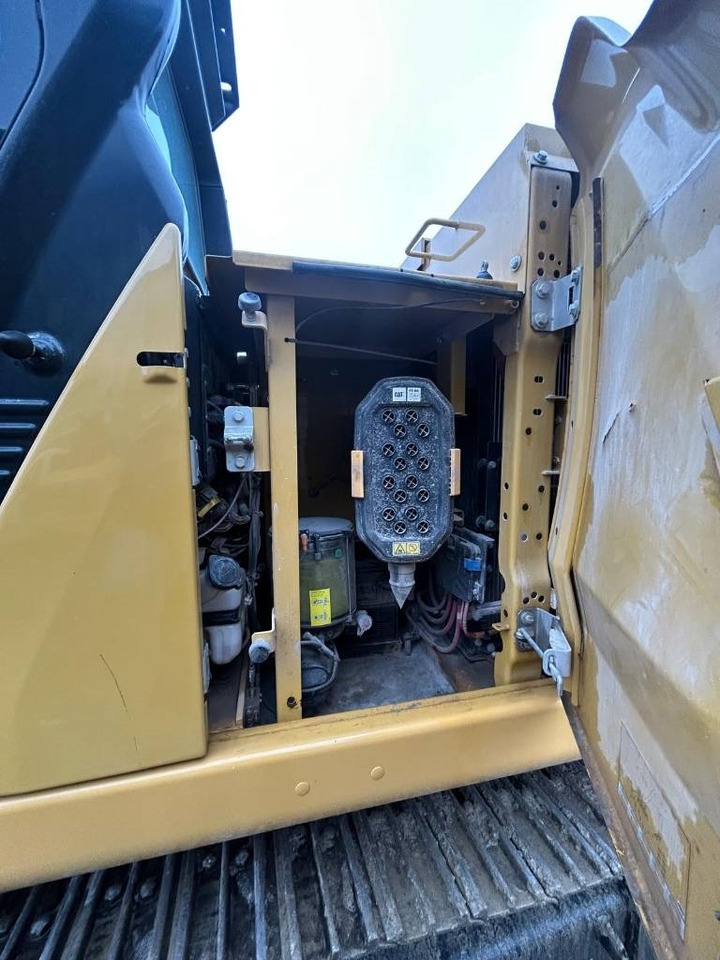 Crawler excavator CAT 320: picture 10