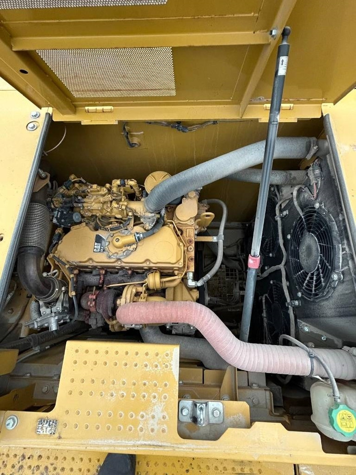 Crawler excavator CAT 320: picture 8