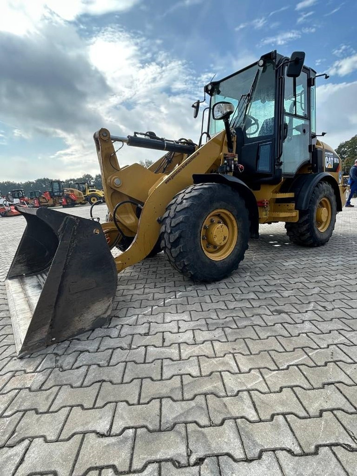 Wheel loader CAT 907 M: picture 9