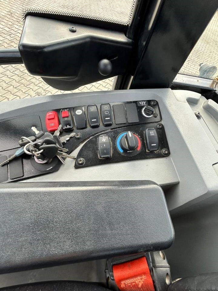 Wheel loader CAT 907 M: picture 16