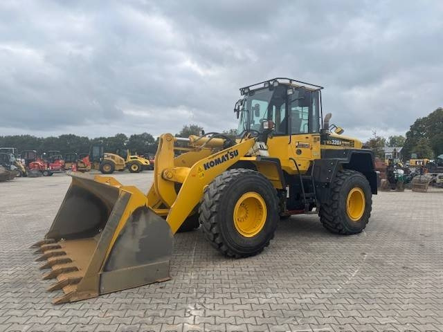 Komatsu WA 320  - Wheel loader: picture 1 Komatsu WA 320  - Wheel loader: picture 1