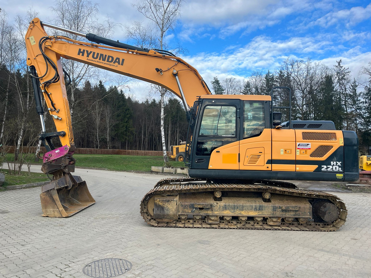 HYUNDAI HX 220 L - Crawler excavator: picture 1 HYUNDAI HX 220 L - Crawler excavator: picture 1