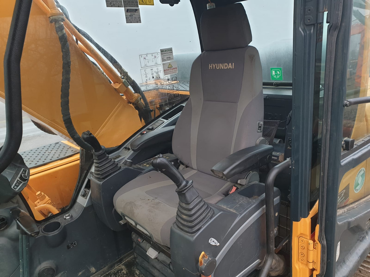 Crawler excavator Hyundai R 220 LC-9A: picture 14